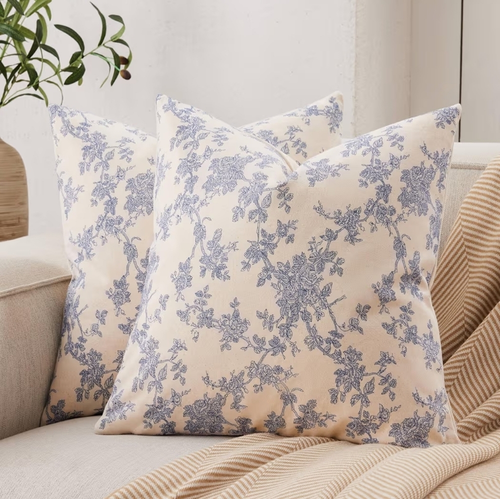 NWT French Farmhouse Throw Pillows with 100% Cotton Inserts 18" X 18". Set of 2